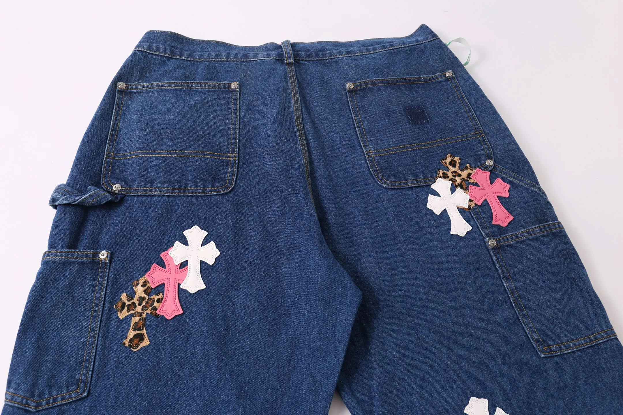 P280 Style number: H891 Croxin & 𝐂𝐡𝐫𝐨𝐦𝐞 𝐇𝐞𝐚𝐫𝐭 ss25 limited edition white pink leopard print and leather imitation wood trousers jeans. Styles with different washed textures are very friendly to people with thin legs. The slightly flared version perfectly modifies the leg shape. The timeless and moderate length makes it easy to match and match. It is the basis for various styles and is a must-have in your wardrobe! The fabric is stiff but also makes the upper body soft without losing texture. The washing process is even more perfect. It is a must-have item for everyone! ! ! Washed wheat, hang tag, pants label, three labels complete Color: blue Size: 28-30-32-34-36